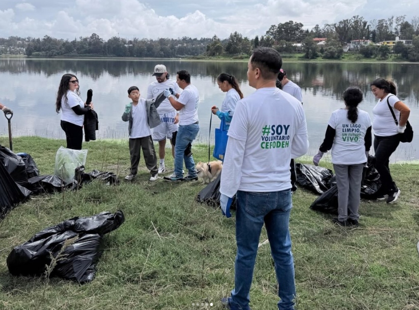 Voluntarios de CEFODEH en el Lago de Guadalupe con playeras oficiales y bolsas de recolección de residuos