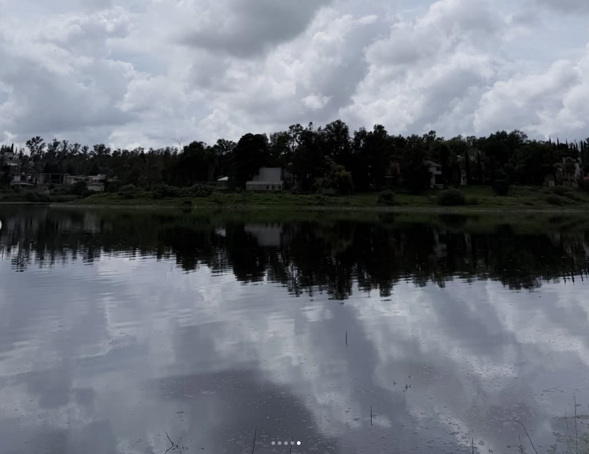 Fotografía real del Lago de Guadalupe con su cuenca, vegetación y cielo reflejado