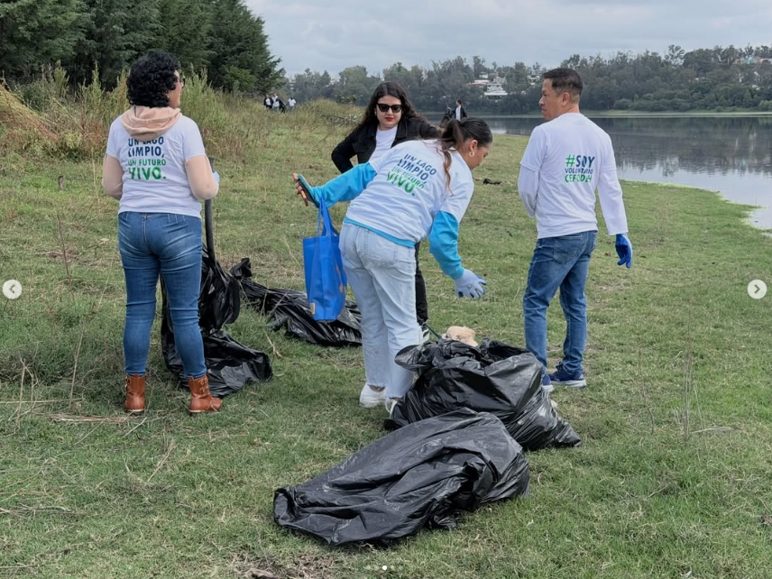 Voluntarios de CEFODEH recolectando basura y residuos en la orilla del lago